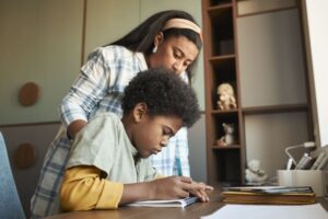 Engajamento Familiar na Educação: Dicas para Acompanhar o Progresso dos Seus Filhos