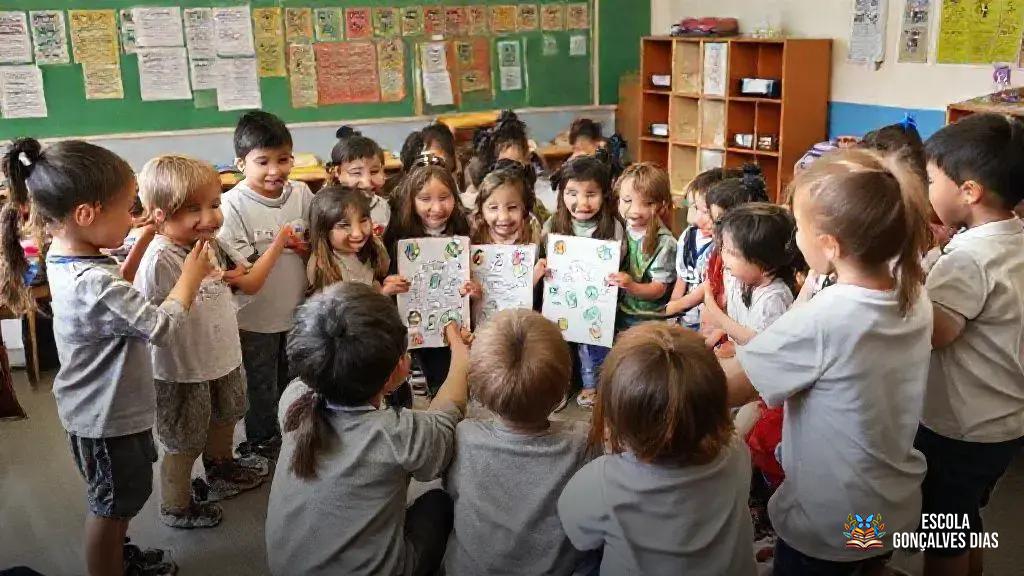 Atividades em grupo que estimulam cooperação e socialização Atividades em grupo que estimulam cooperação e socialização