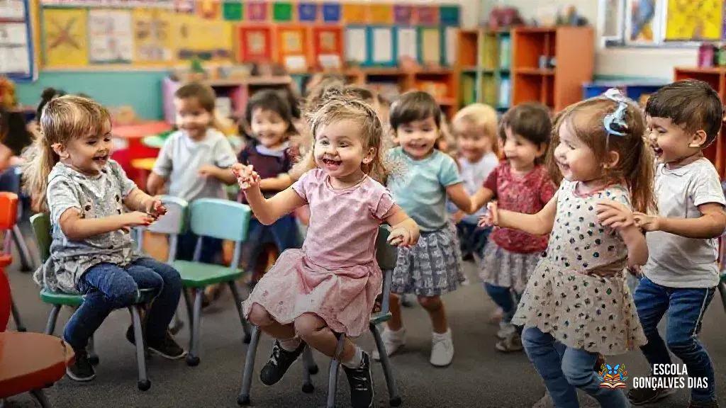 Jogos com música, dança e expressão corporal para animar o ambiente Jogos com música, dança e expressão corporal para animar o ambiente